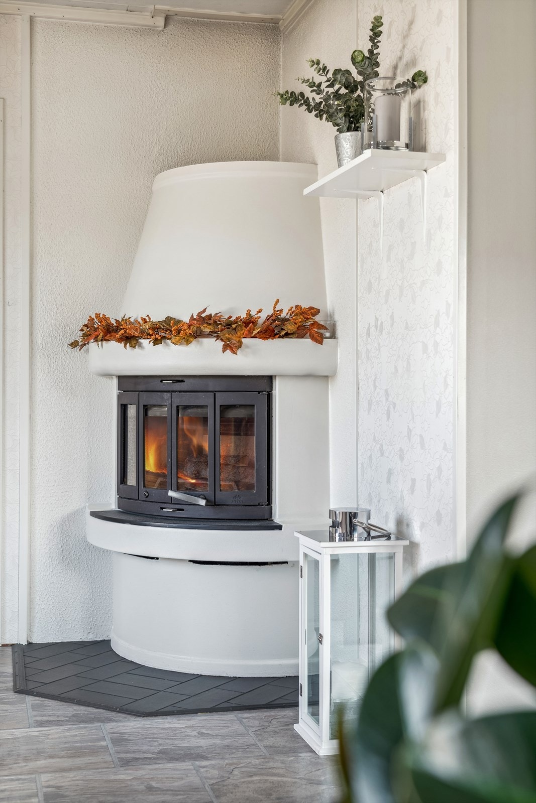 I hjørnet av stuen er det en koselig peis med peisinnsats. I 2022 ble det også montert luft-til-luft varmepumpe på vegg i stuen. Galleribilde