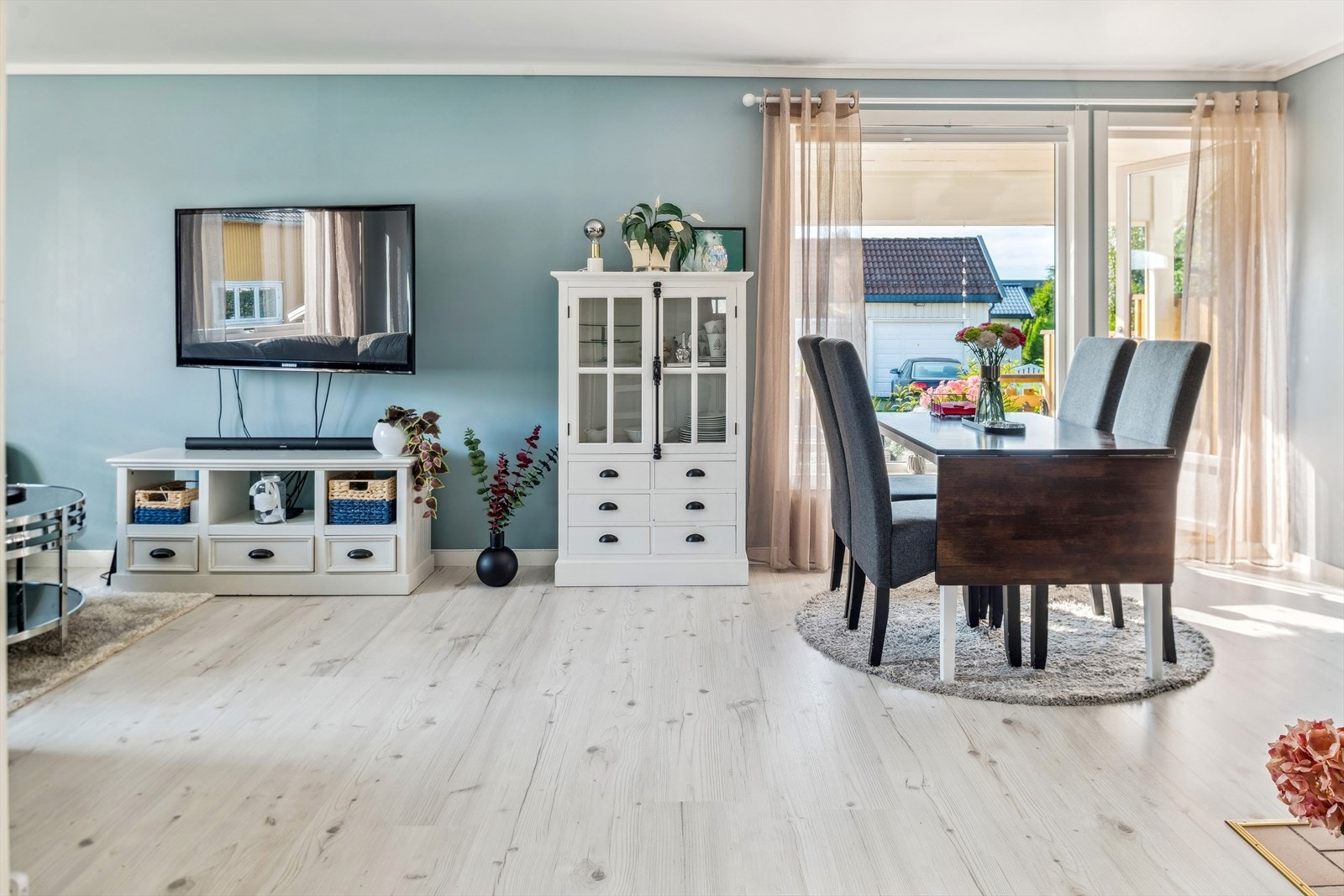 Videre kommer du inn i en lys og innbydende stue med et fint lysinnslipp. Galleribilde