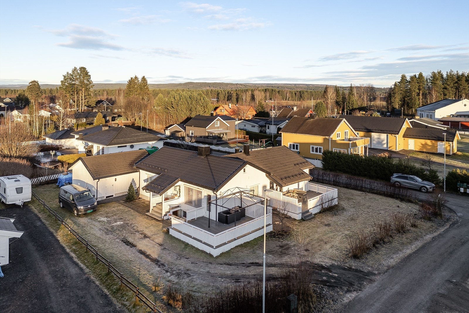 Eiendommen genererer gode leieinntekter og fikk i 2025 godkjent bruksendring av tilleggsdel (kjeller) til hoveddel og opprettelse av ny boenhet i eksisterende bolig. Galleribilde