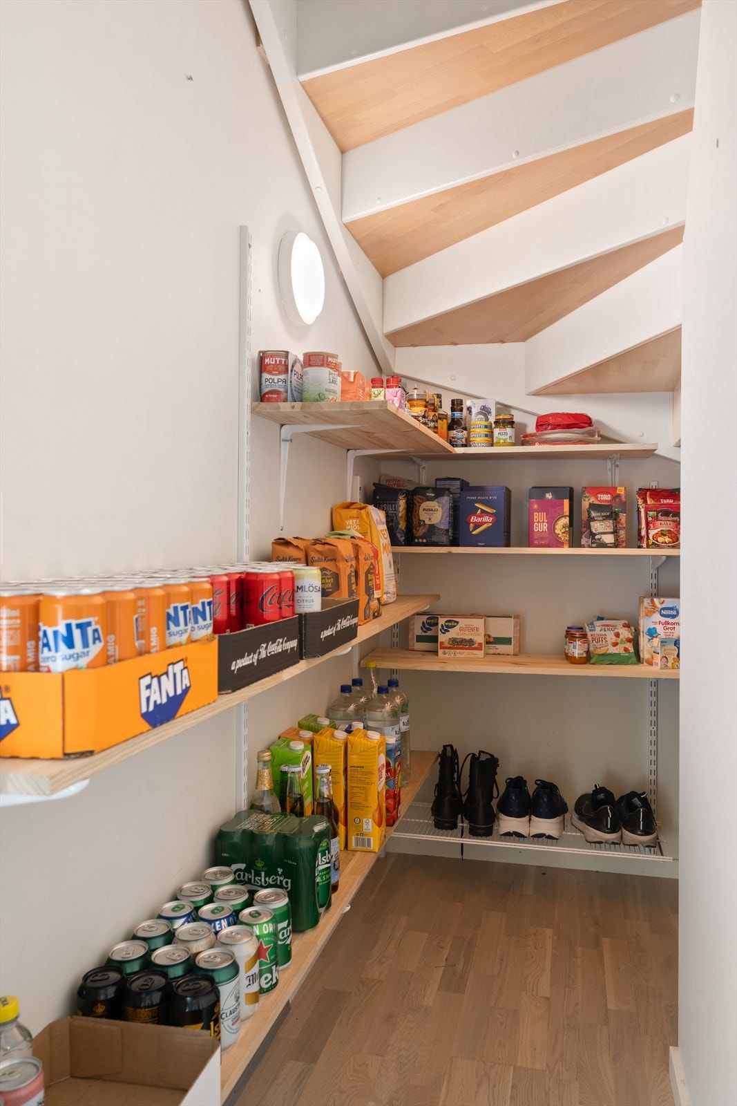 Volumet under trappen er smart utnyttet til oppbevaringsplass. Galleribilde