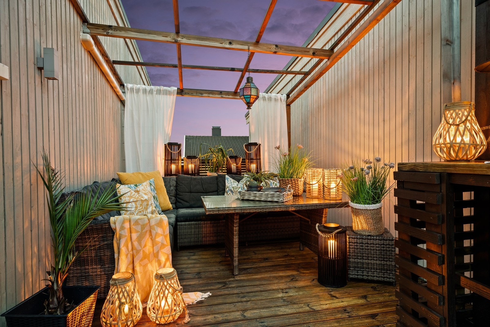 I tillegg til en familievennlig romløsning har boligen både hage og terrasse tilknyttet begge etasjer som inviterer til aktiv bruk. Galleribilde