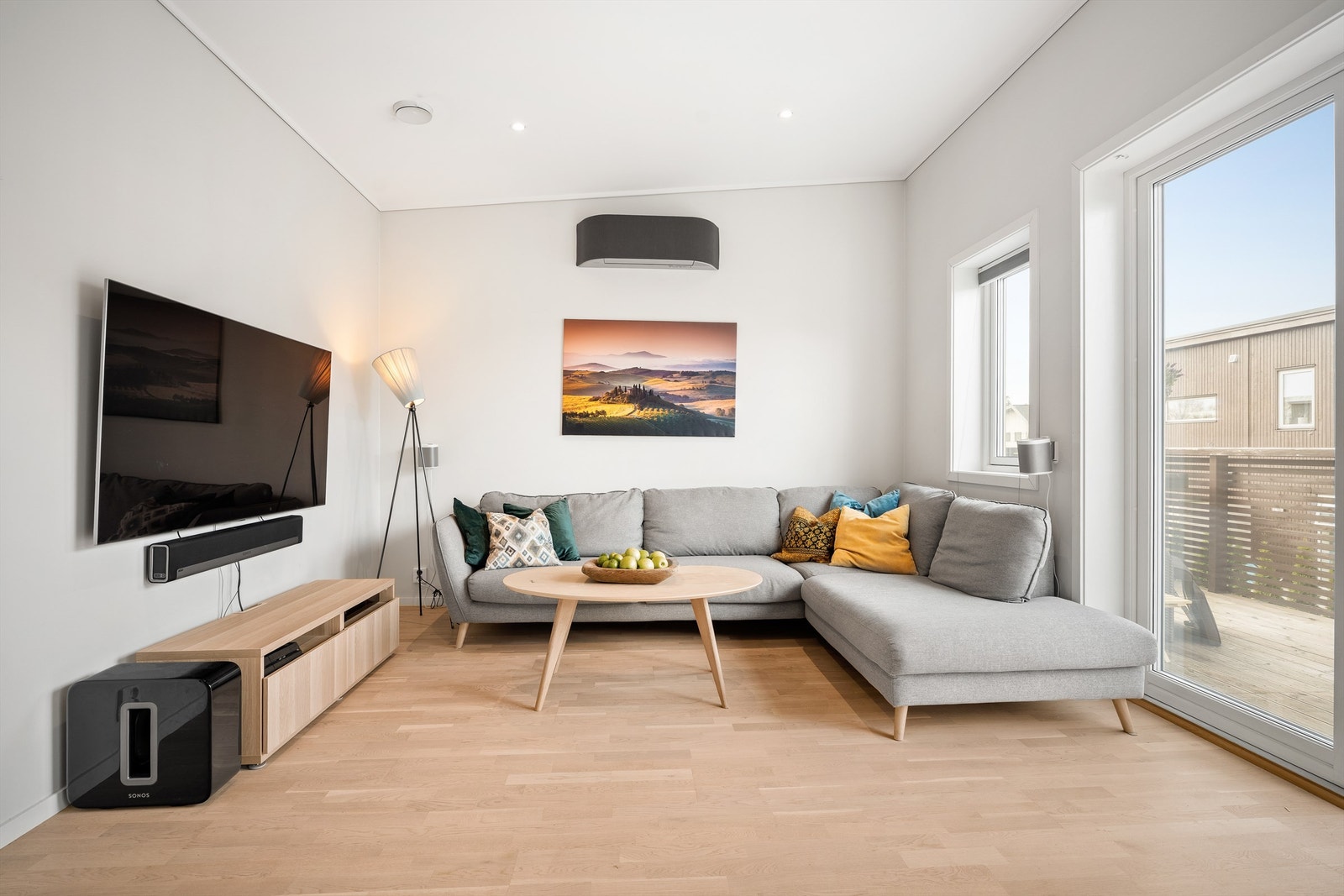 I boligens moderne tekniske standard inngår blant annet luft-luft varmepumpe, med dekorativ innvendig del i stuen. Galleribilde