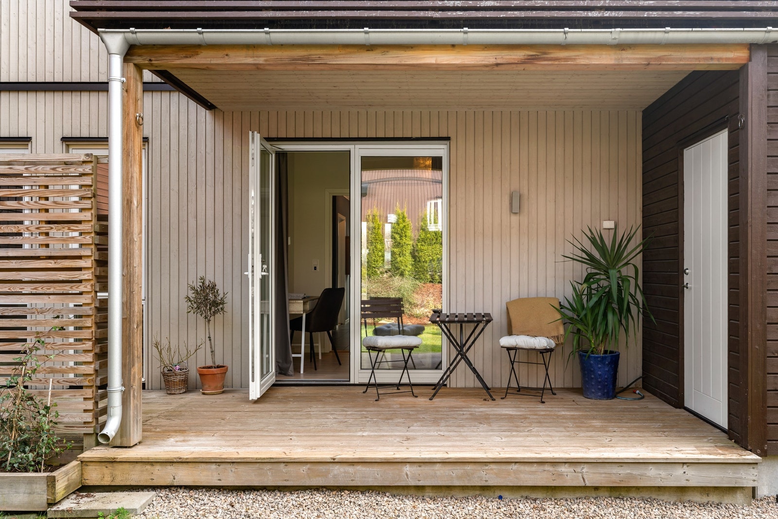 Med terrasse i to høyder får du valgfrihet og tilpasningsmulighet etter vær og vind. Galleribilde