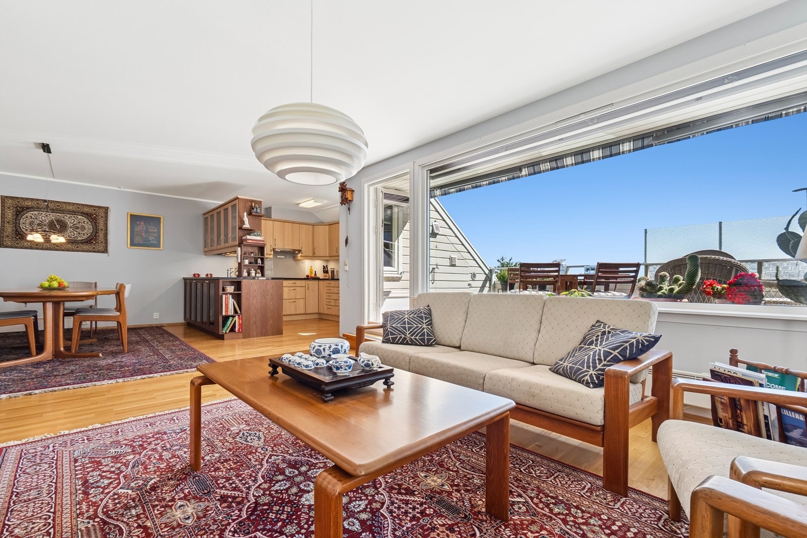 God plass til sofagruppe og tv-møblement. Galleribilde