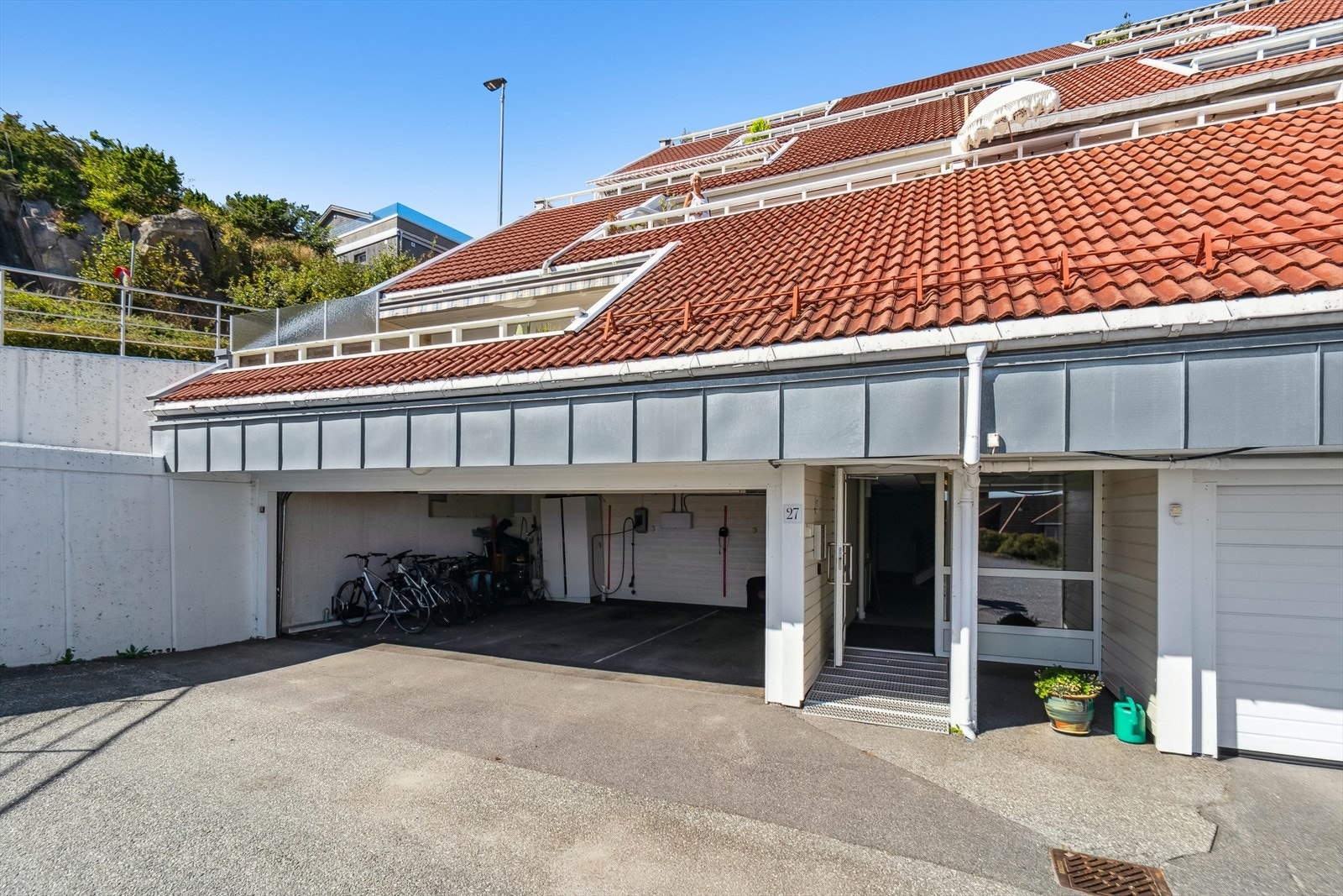 Leiligheten har adkomst fra underetasjen. Galleribilde