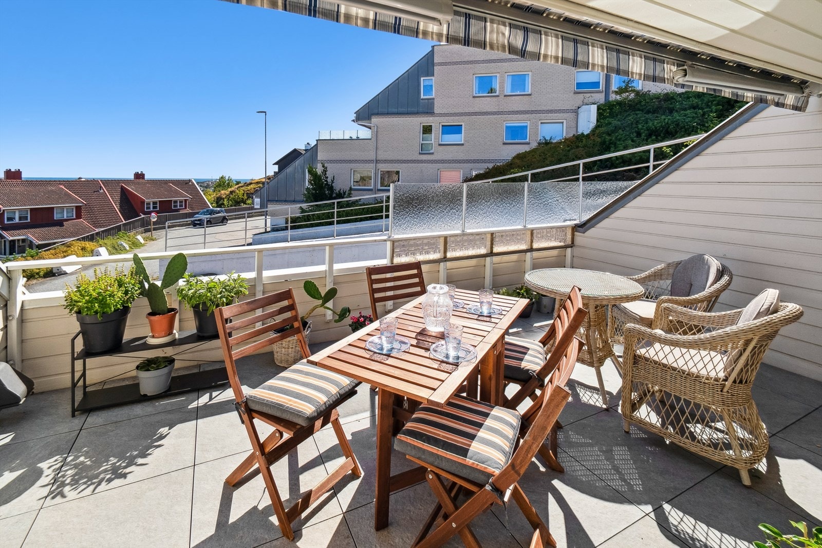 Fra stuen er det utgang til lun og solrik, flislagt terrasse med solskjeming/stor markise for varme dager. Galleribilde