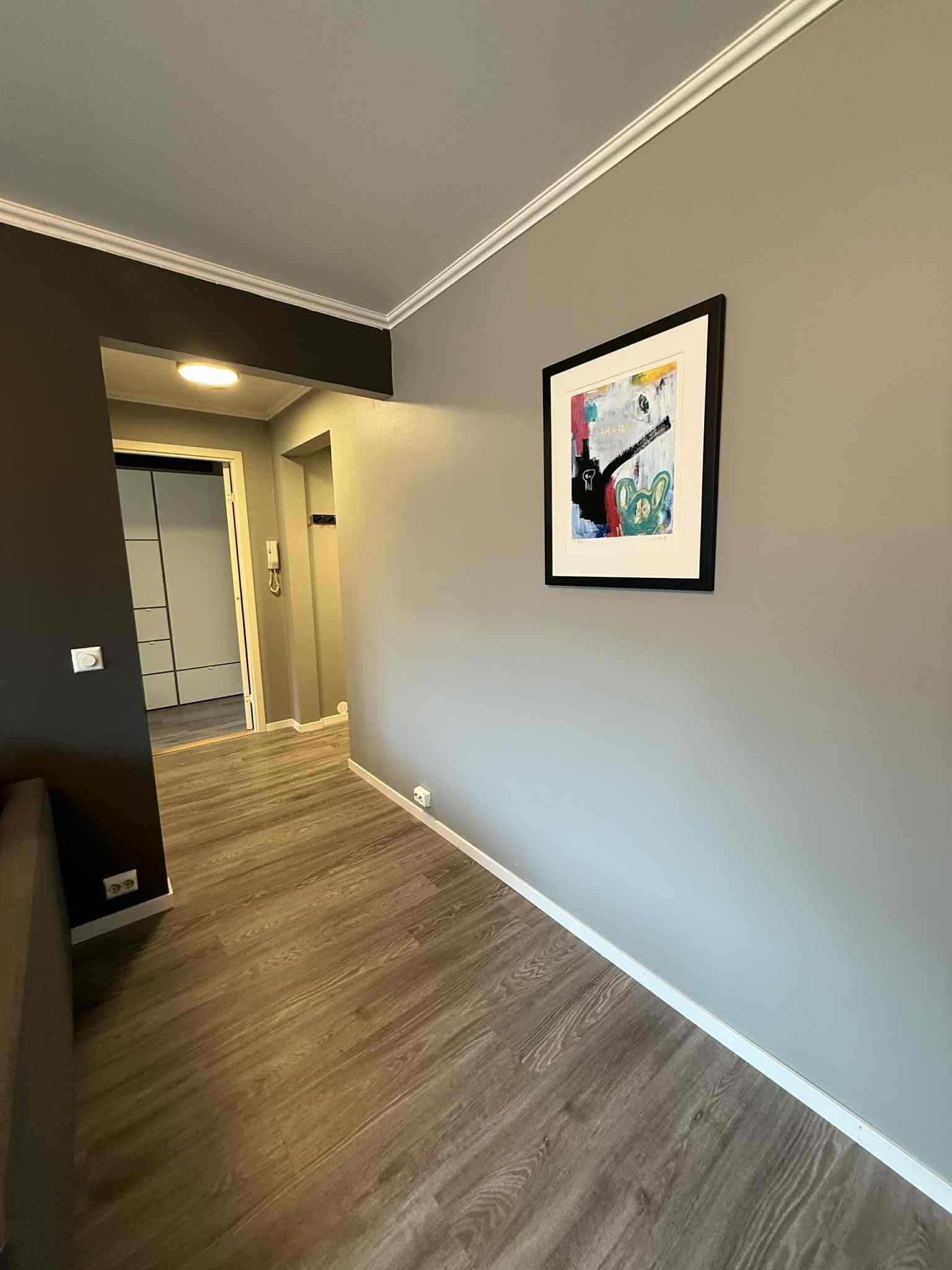 Sett fra stue ut mot gang. Galleribilde