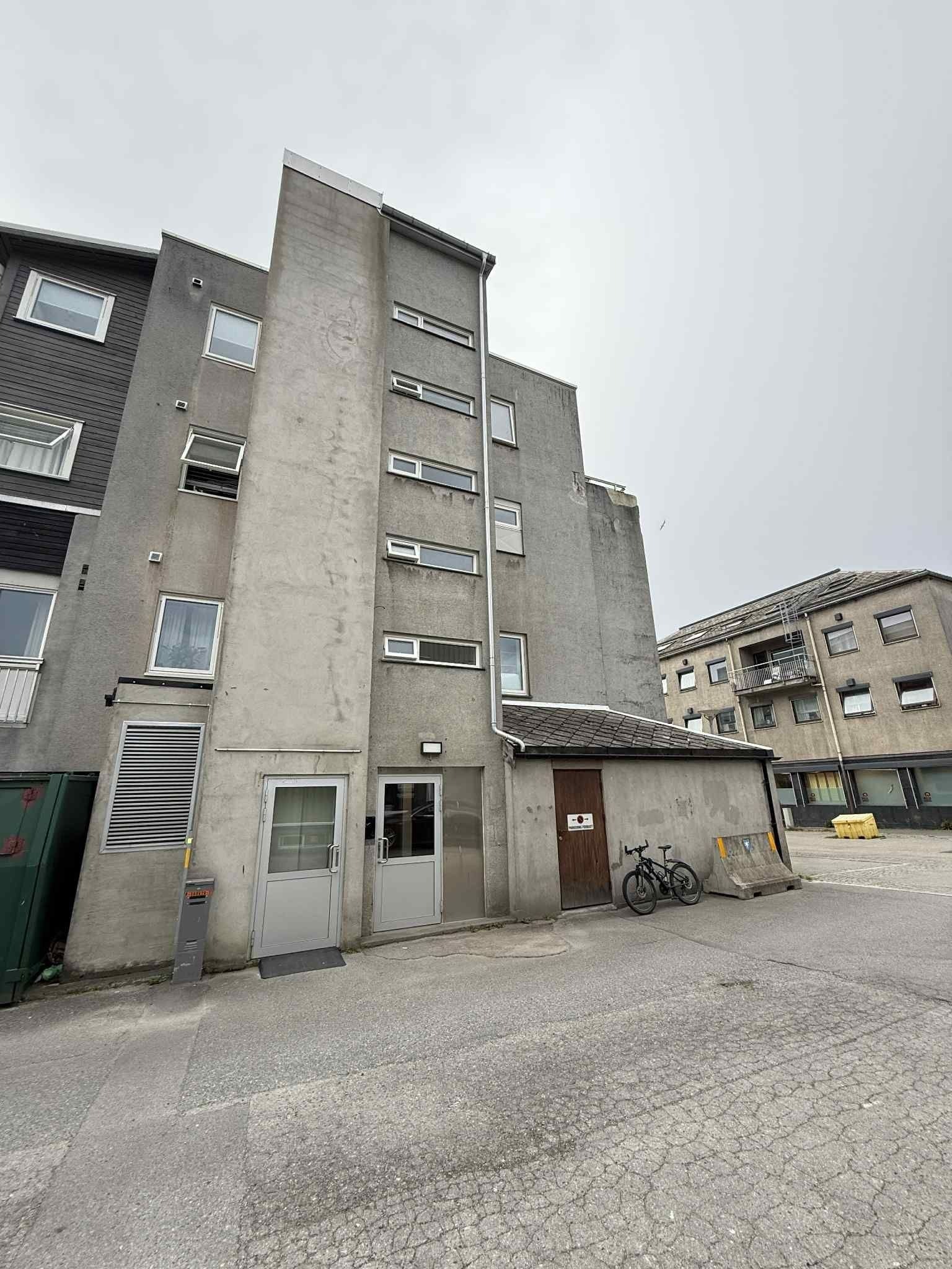 Inngangsparti på baksiden av bygget. Her er det også heis fra gateplan. Galleribilde