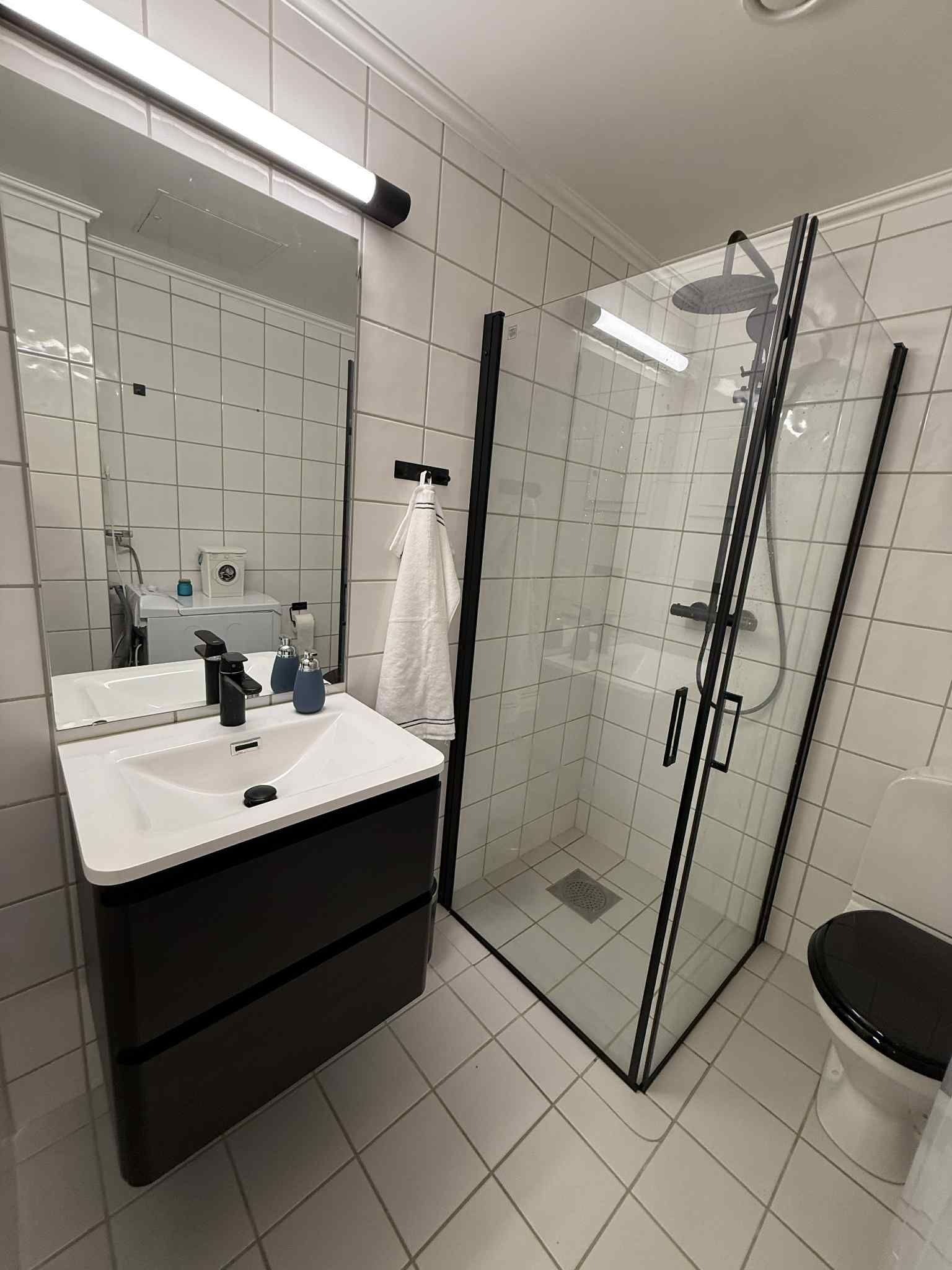 Nytt dusjkabinett og nytt baderomsmøbel. Galleribilde