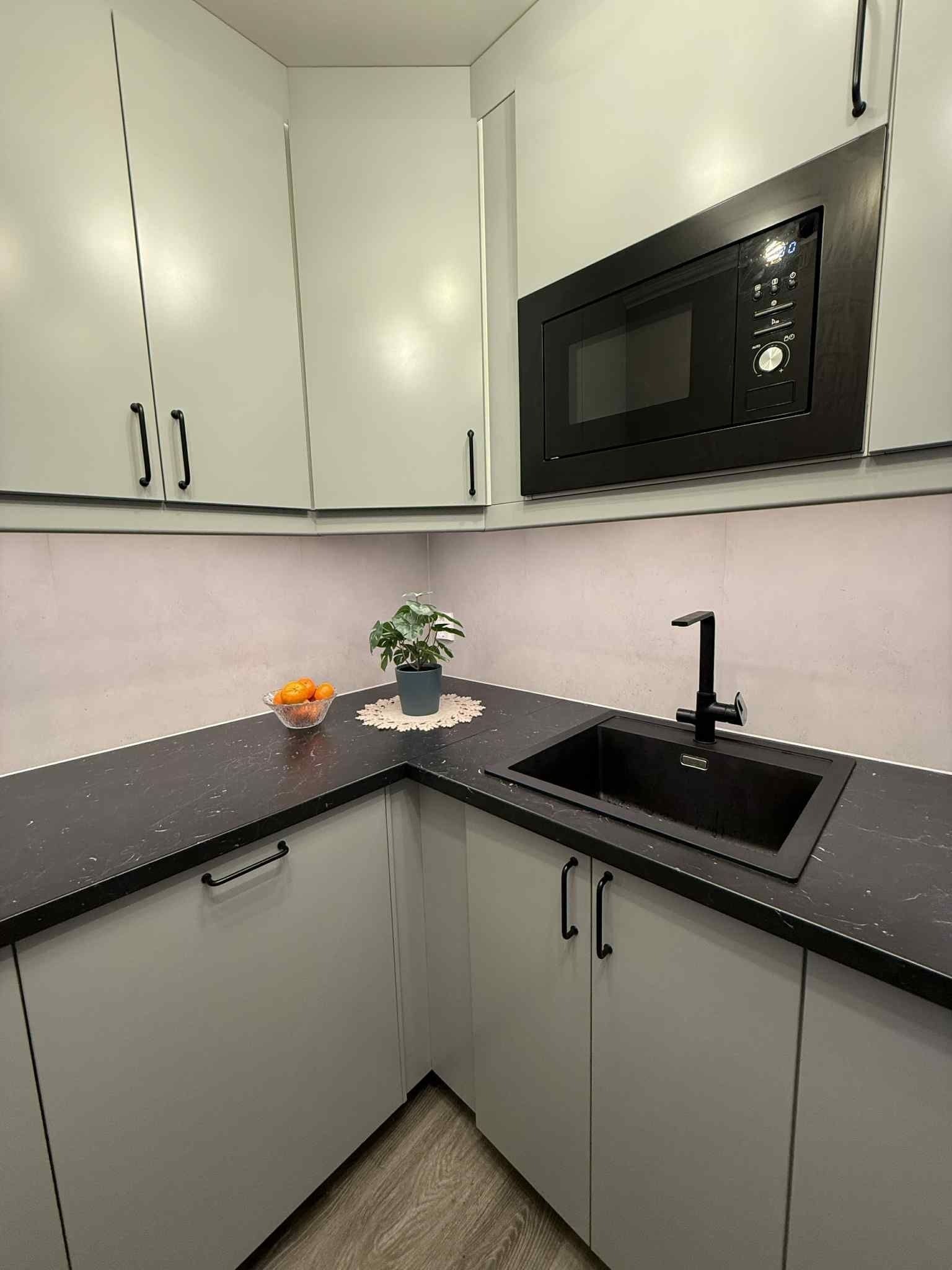 Kjøkkenet har både integrert kjøleskap og frys, ovn, mikrobølgeovn og oppvaskmaskin fra 2024. Galleribilde