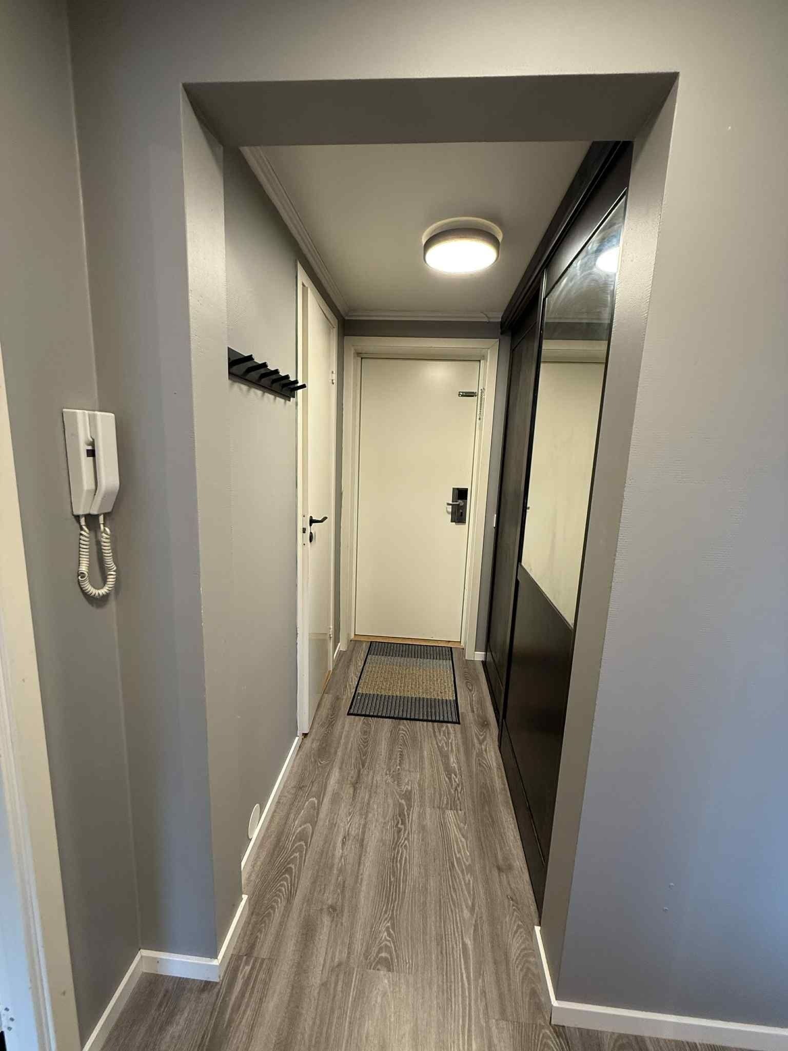 Gang med skyvedørsgarderobe. Galleribilde