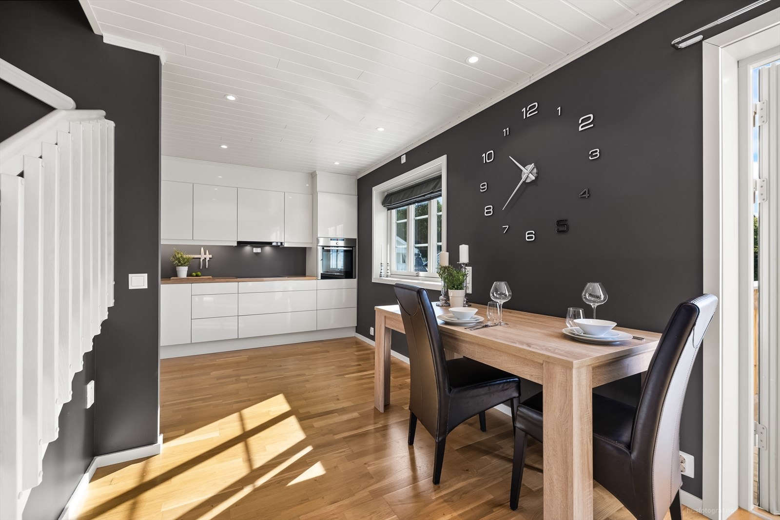 Spisebordet finner sin naturlige plassering ved kjøkkenet, der en kan invitere flere gjester til bords. Galleribilde