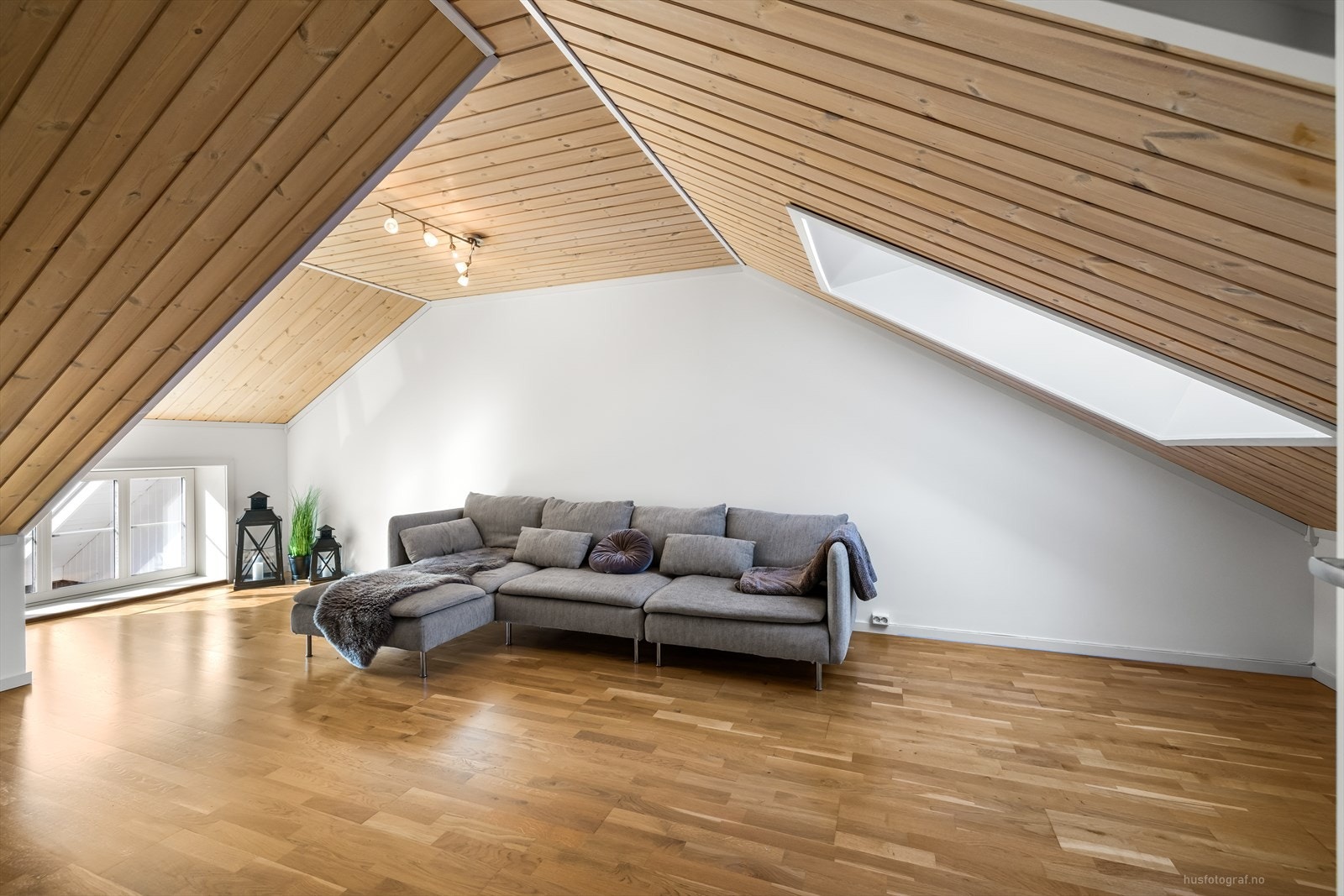 Stuen er romslig med god plass for en stor sofaløsning og underholdningsavdeling. Galleribilde