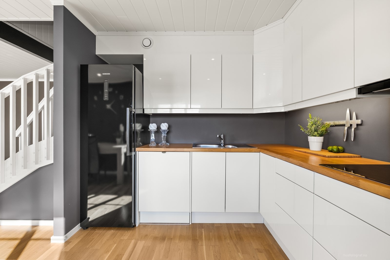 Kjøkkenet er utstyrt med integrert induksjonstopp, stekeovn og oppvaskmaskin. Frittstående kjøleskap. Montert komfyrvakt og vannalarm. Det er kjøkkenventilator med avtrekk ut. Galleribilde