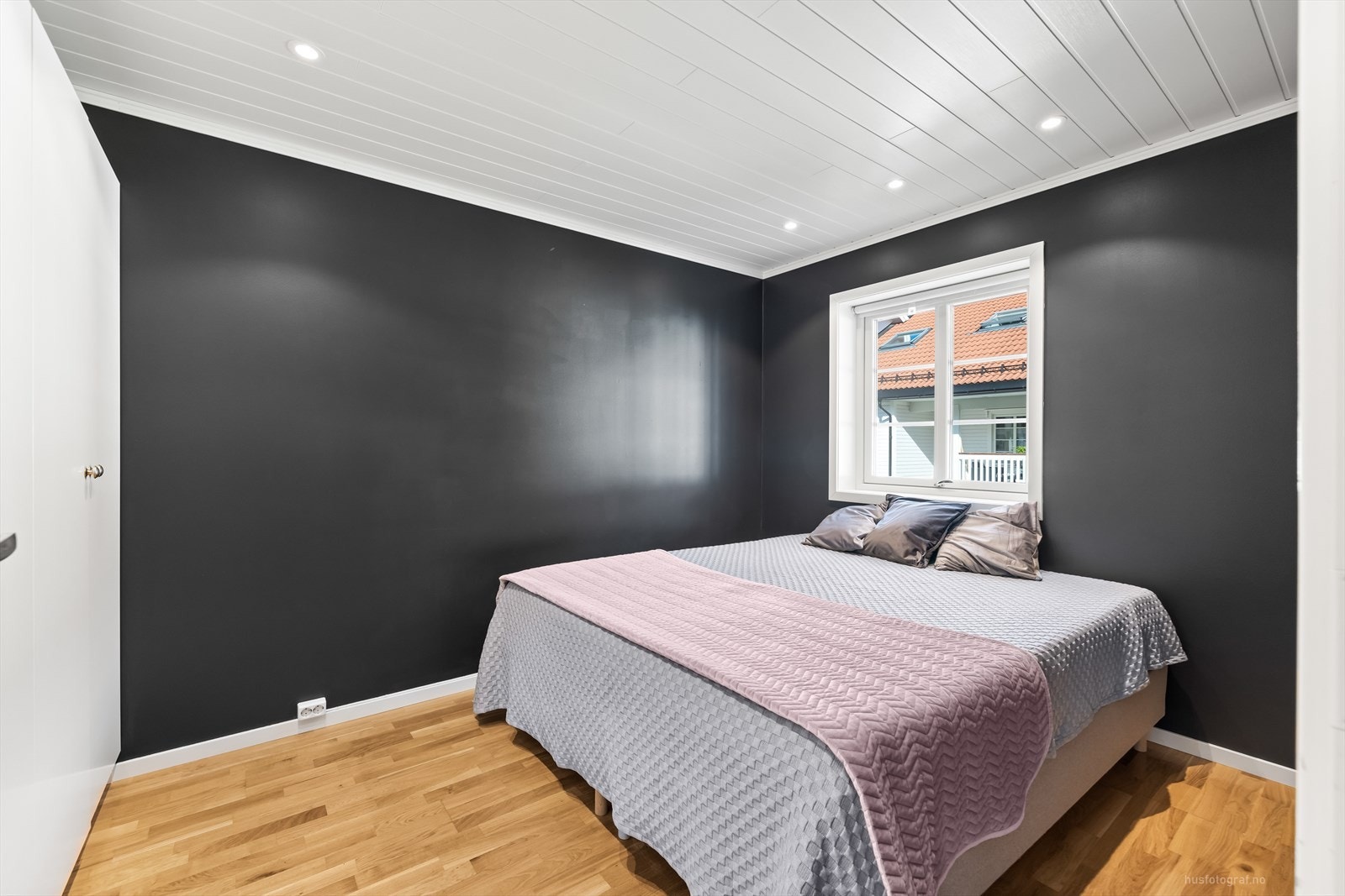 Soverommet er innredet med dobbeltseng med tilhørende garderobeskap. Galleribilde