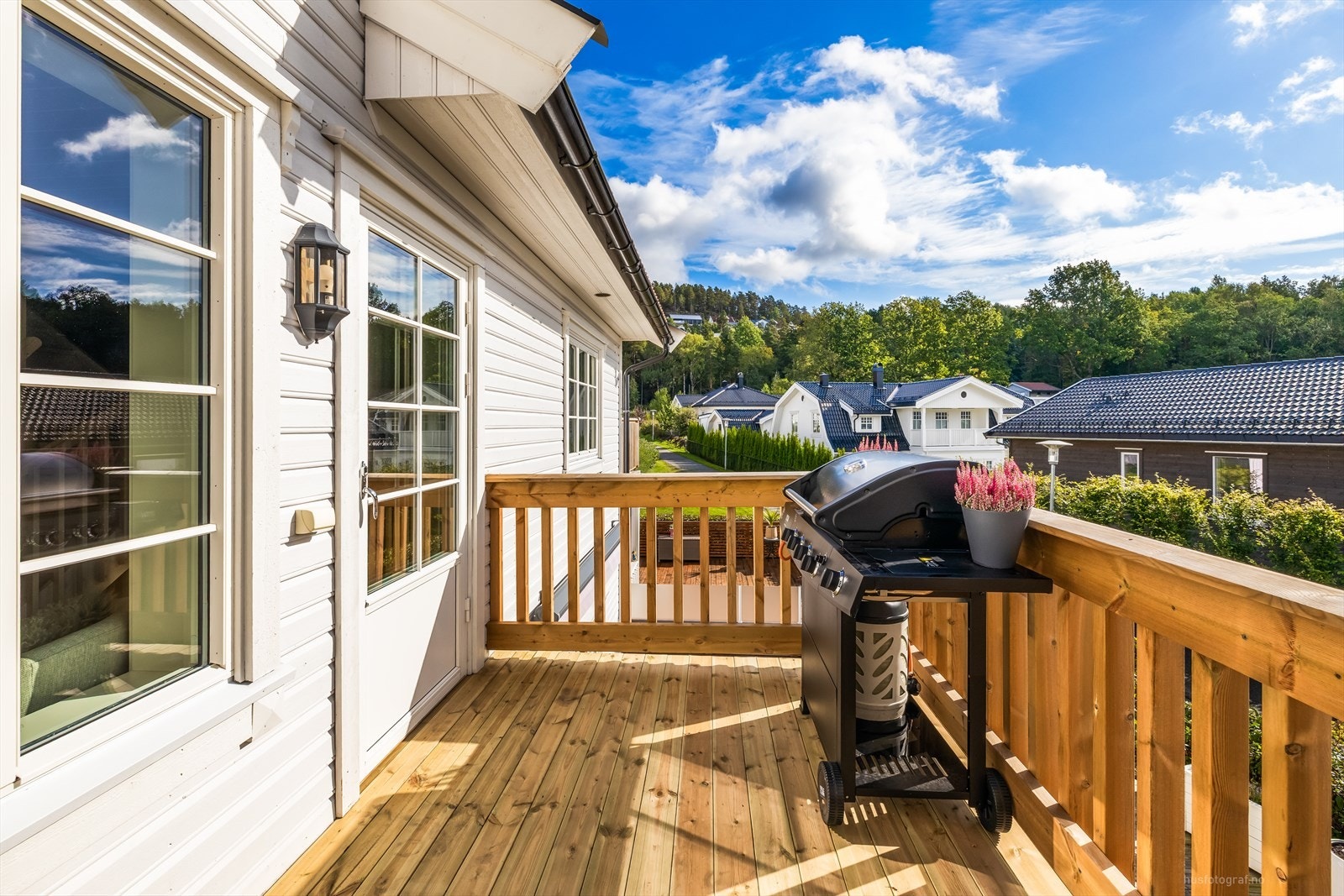 Leiligheten har tilgang til en balkong som sikrer meget fin morgen- og formiddagssol. Galleribilde