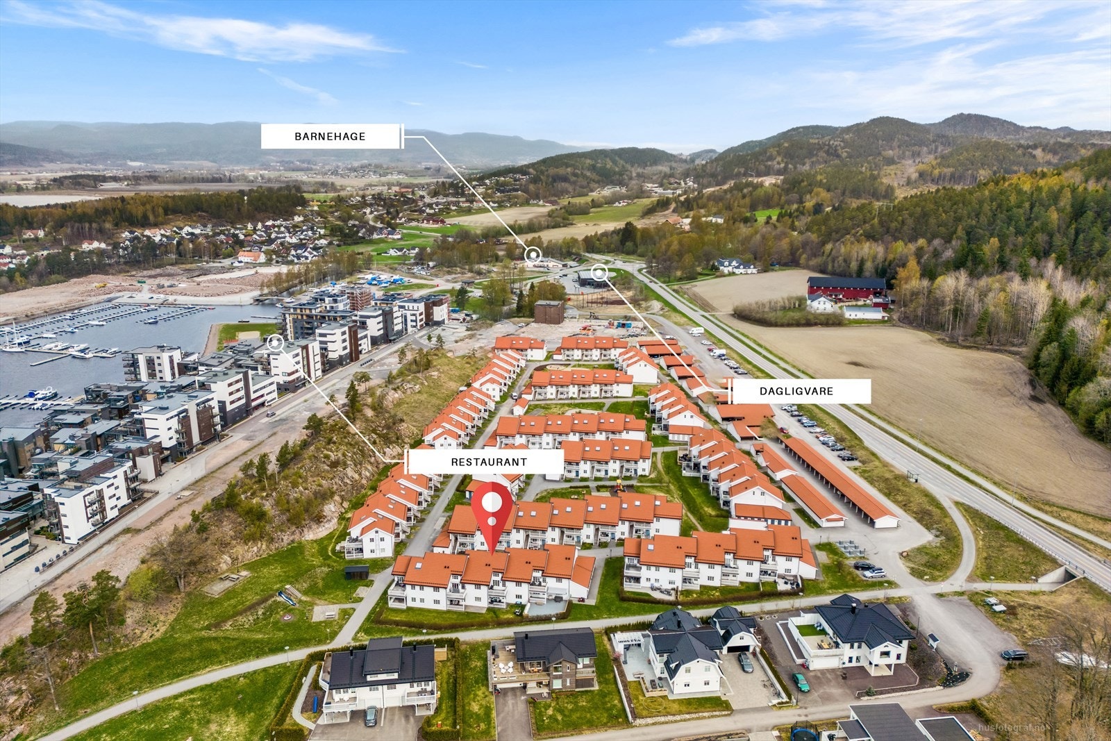 Nærområdene rundt Nordre Jarlsberg Brygge har en rekke muligheter for sport- og fritidsaktiviteter hele året. Det er umiddelbar nærhet ned til idyllisk bryggeliv, sandstrand og fjorden. Galleribilde