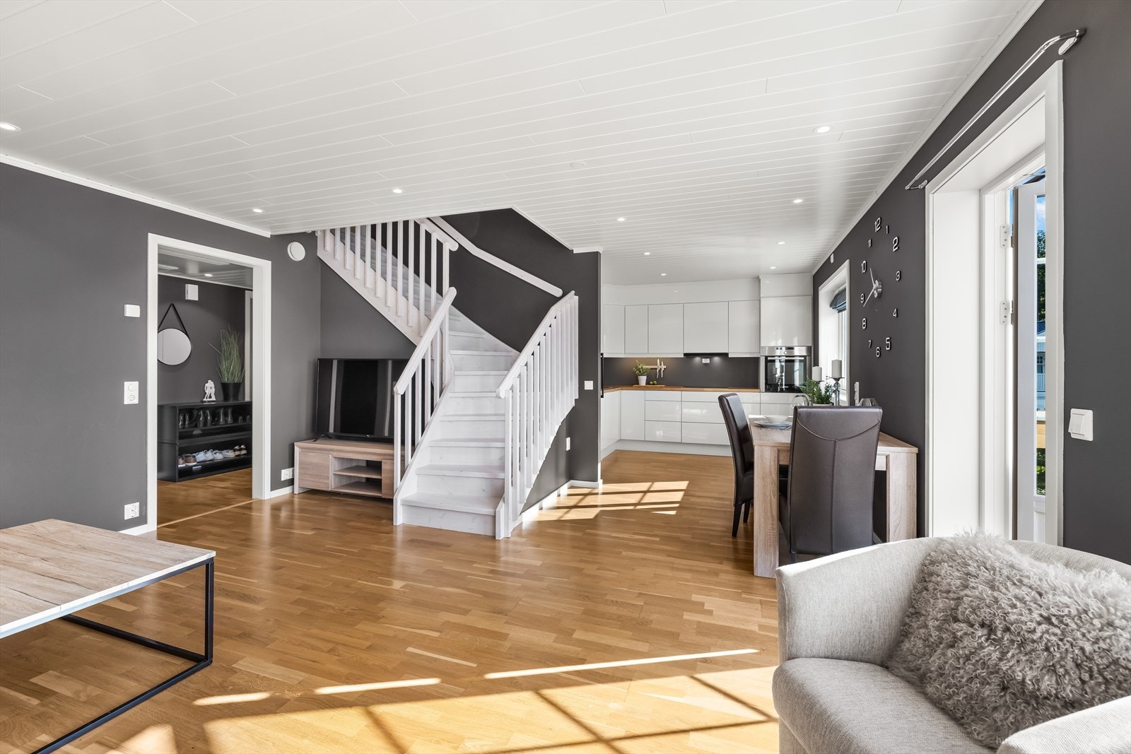 Lys og innbydende stue med moderne preg og god romfølelse. Galleribilde