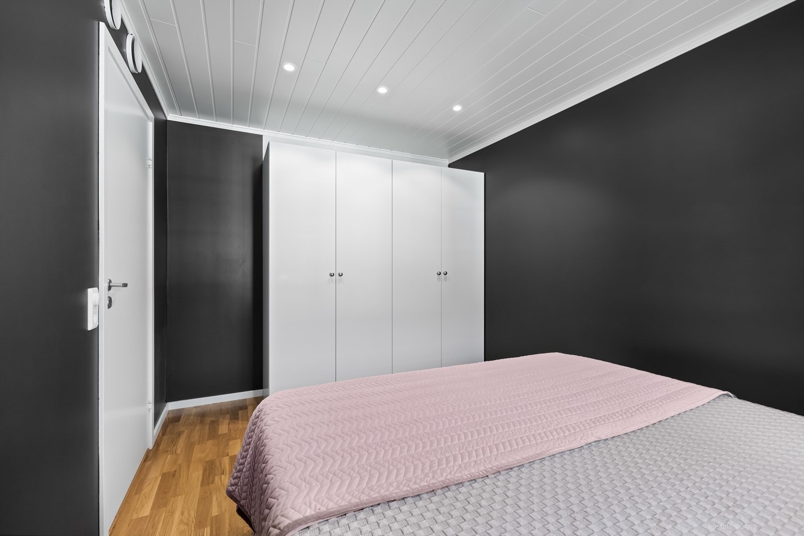 Hovedsoverommet er pent innredet og er malt i en mørkere fargetone, som gir rommet en behagelig og lun stemning. Galleribilde