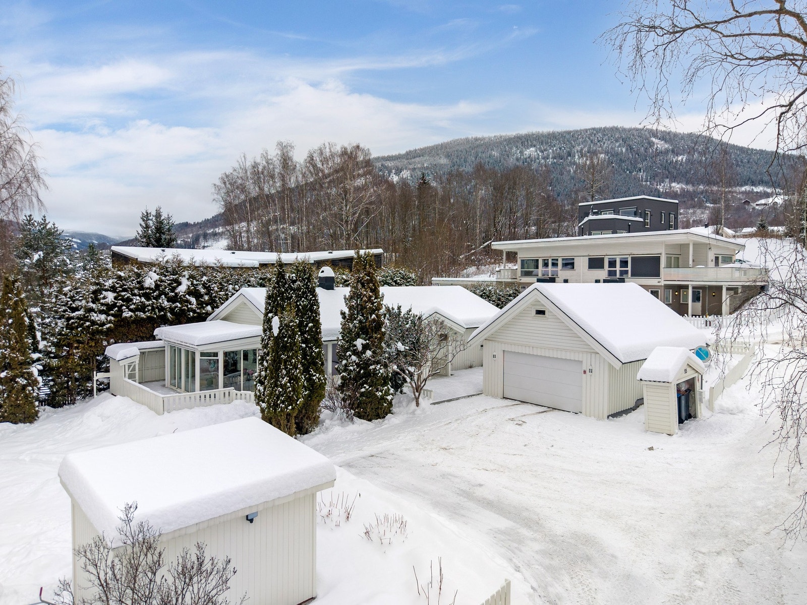 Fin eiendom med enebolig på ett plan med romslig dobbelgarasje. Galleribilde