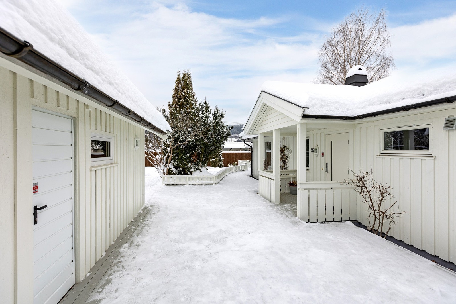 Fint terrasseareal mellom eneboligen og garasjebygget. Galleribilde