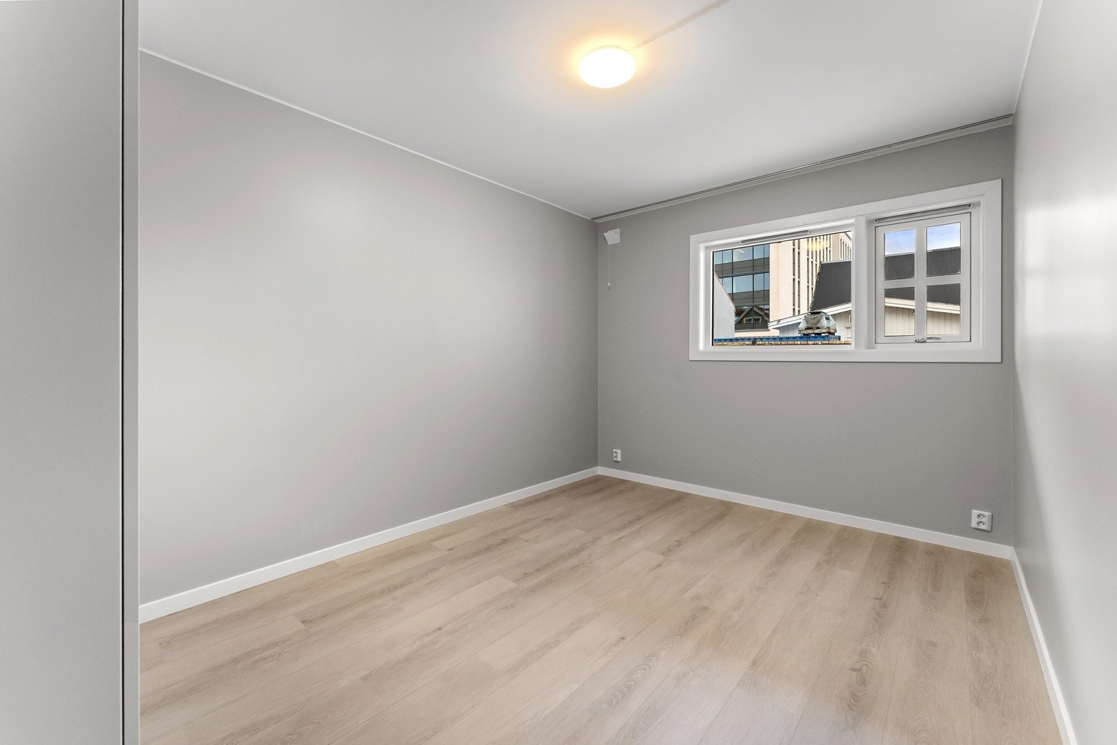 Leiligheten har to soverom på hver sin side av badet. Galleribilde