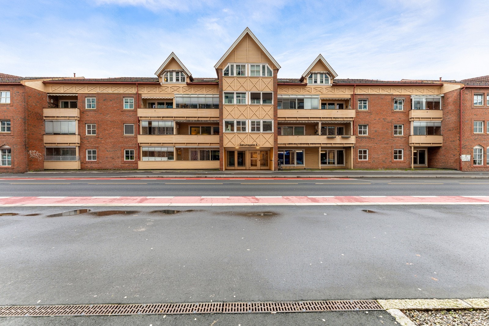 Leiligheten ligger i 1. etasje med trappefri adkomst, to garasjeplasser og innglasset balkong. Galleribilde