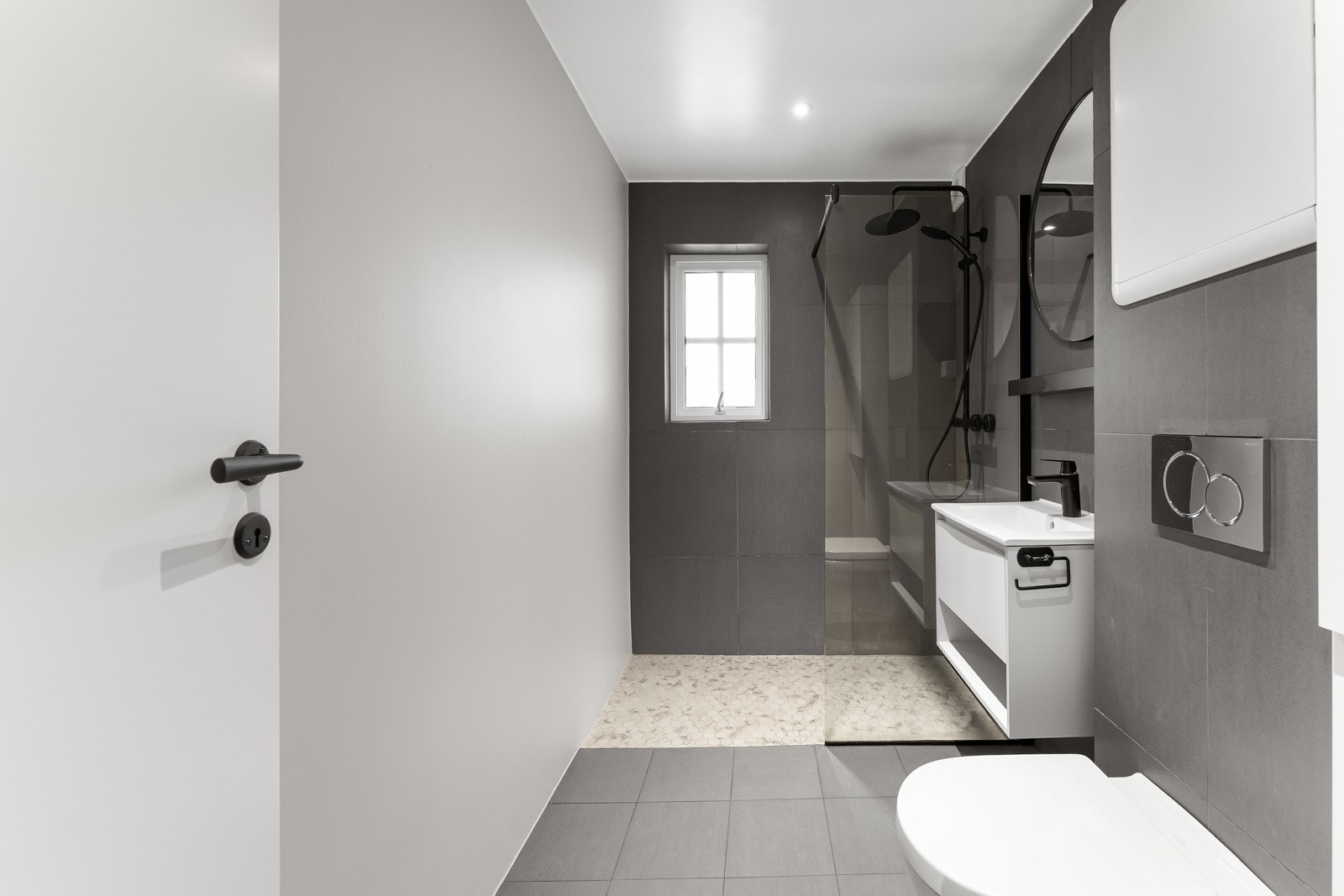 Badet ble pusset opp i 2020 og fremstår som pent og moderne med egen nisje til vaskemaskinen. Galleribilde