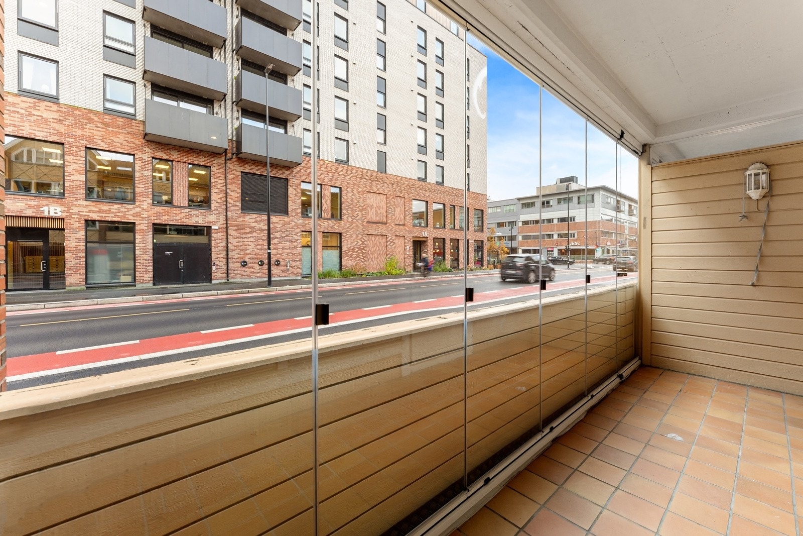 Uteplassen på ca. 7 kvm. har fliser på dekket, rekkverk i tre og glassvinduer som kan åpnes helt opp. Galleribilde