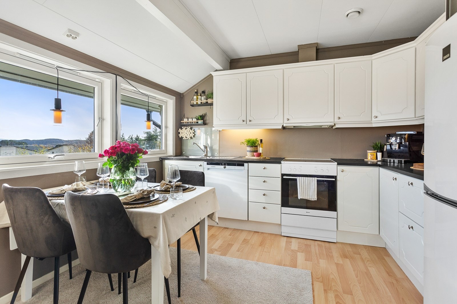 Kjøkken fra byggeår med plass til spisemøbler på kjøkkenet Galleribilde