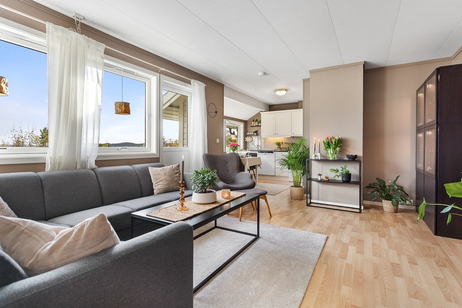 Leiligheten er malt opp i lune og tidsriktige farger Galleribilde