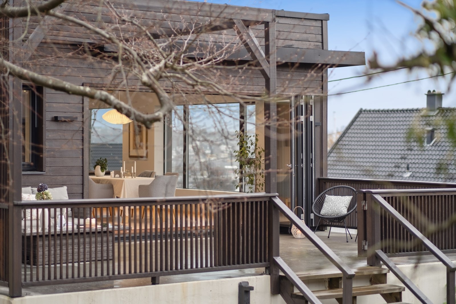 Trapp ned til stor gressplen og hage hvor ungene kan leke fritt. Galleribilde