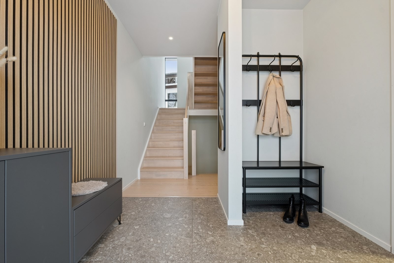 Her ønskes du velkommen inn i flislagt entré med god plass til å henge fra seg ytterklær. Galleribilde