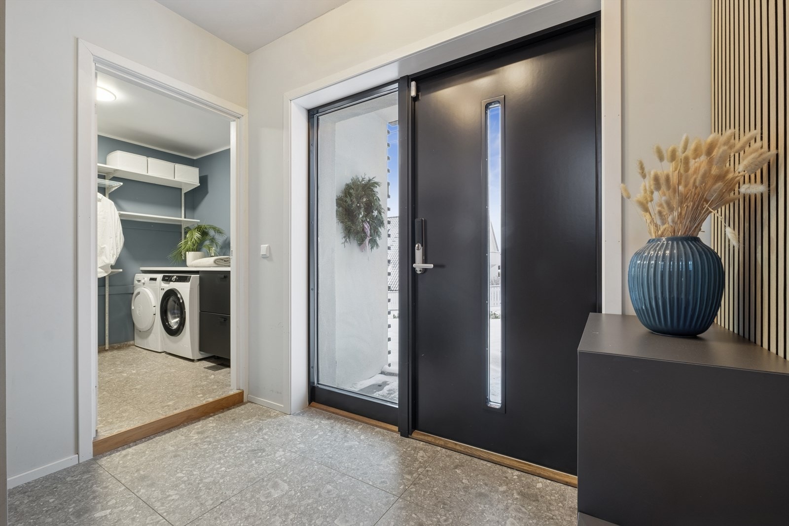 Det er adkomst til boligen fra bakkeplan, og inn i boligens 1. etasje. Galleribilde