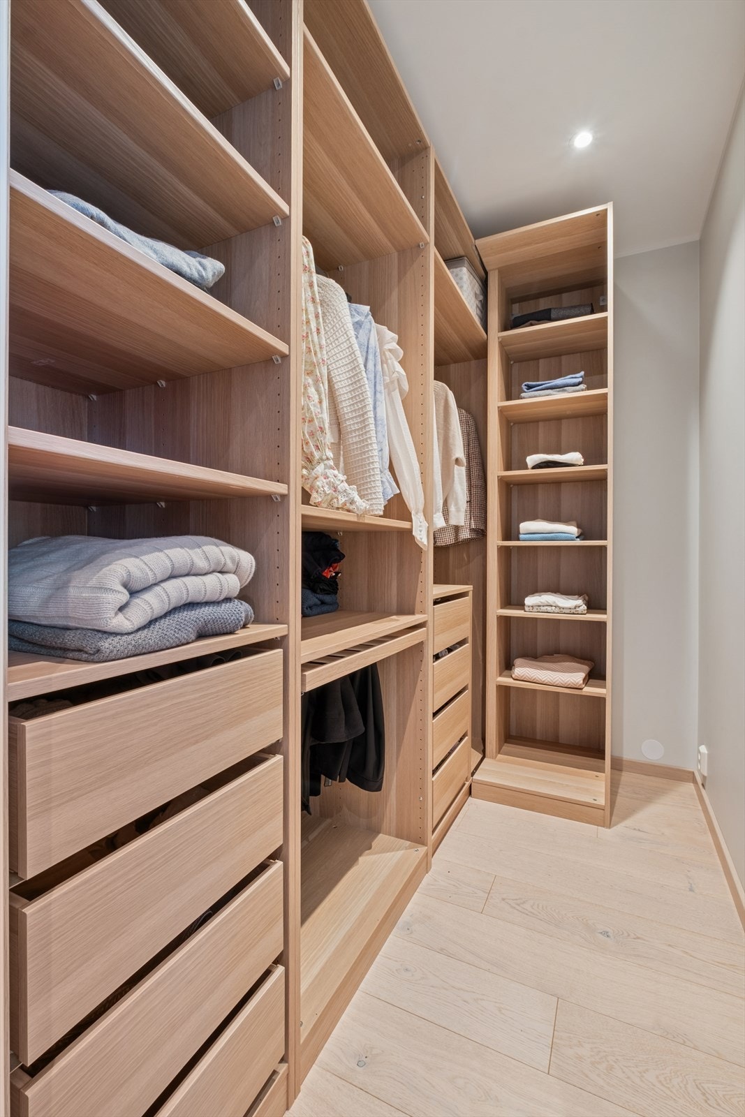 I tilknytning til hovedsoverommet er det en garderobe som har godt med oppbevaringsplass. Galleribilde