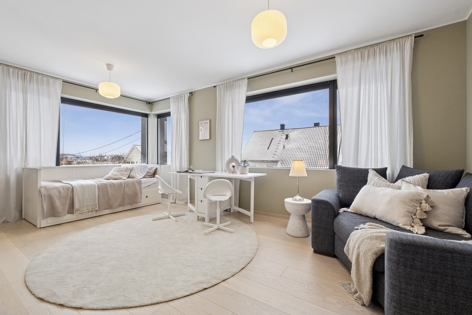 Soverommene har alle god plass til stor seng, tilhørende møblement og oppbevaring. Galleribilde