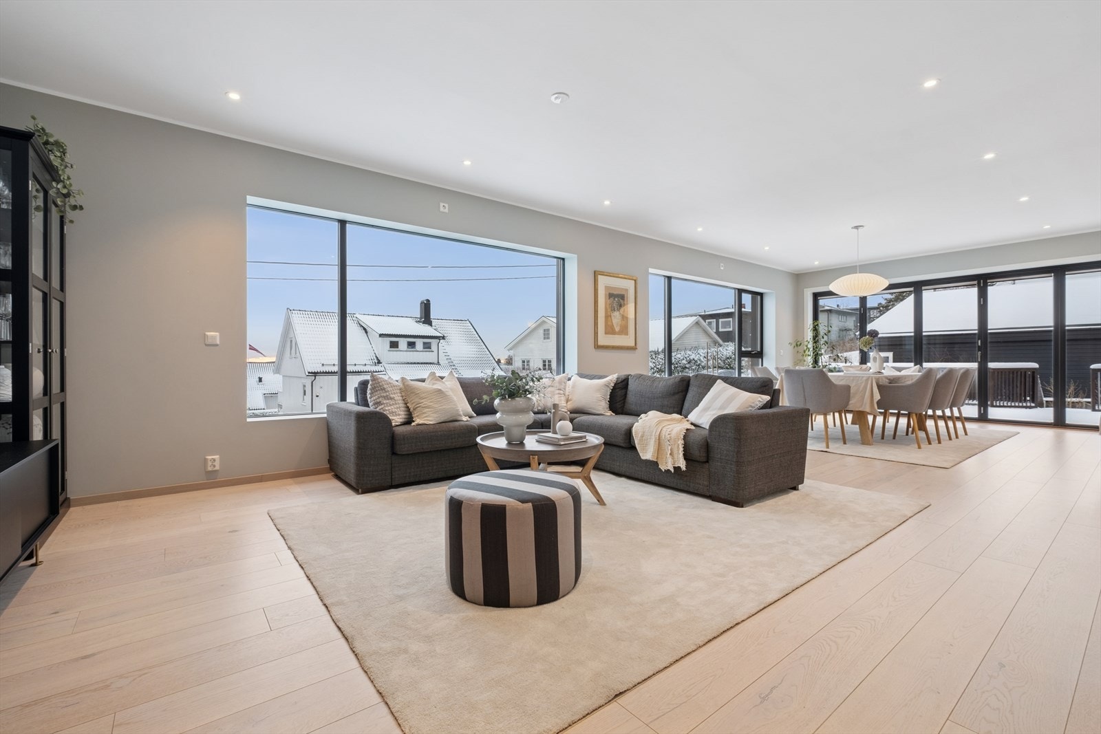 Stuen er lys og trivelig med plass til flere møbleringsmuligheter for å skape den stuen du selv ønsker. Galleribilde