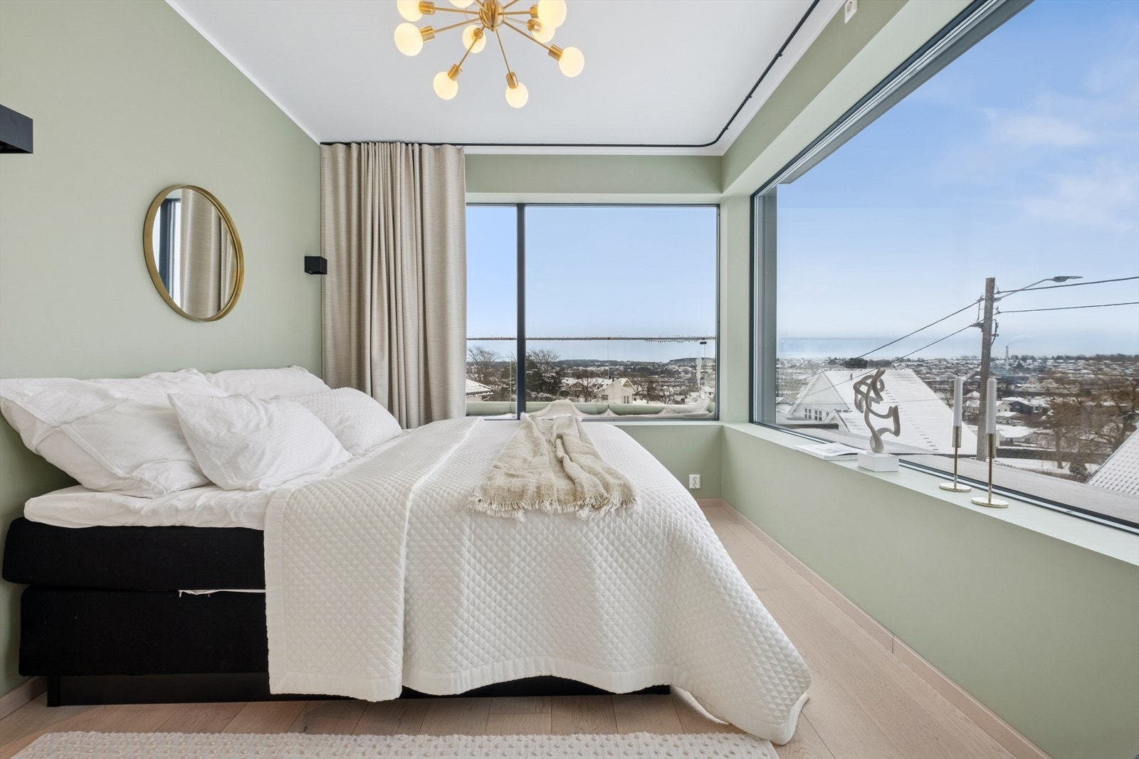 Hovedsoverommet har en flott beliggenhet på hjørnet av boligen. Galleribilde