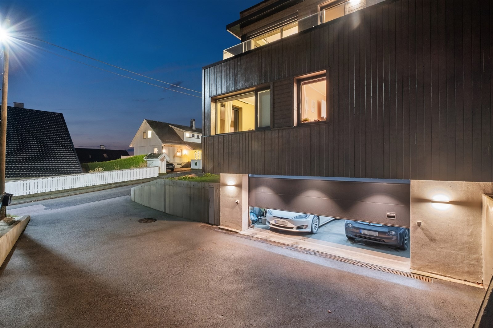 Parkering i integrert dobbel garasje med el-bil lader og asfaltert gårdsplass. Fra garasjen er det innvendig adkomst til boligen. Galleribilde