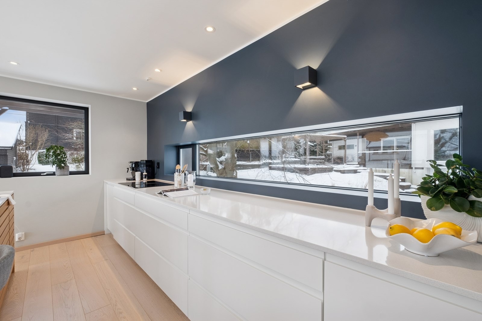 Kjøkkenet er innredet i en praktisk form og har godt med skap- og benkeplass. Galleribilde