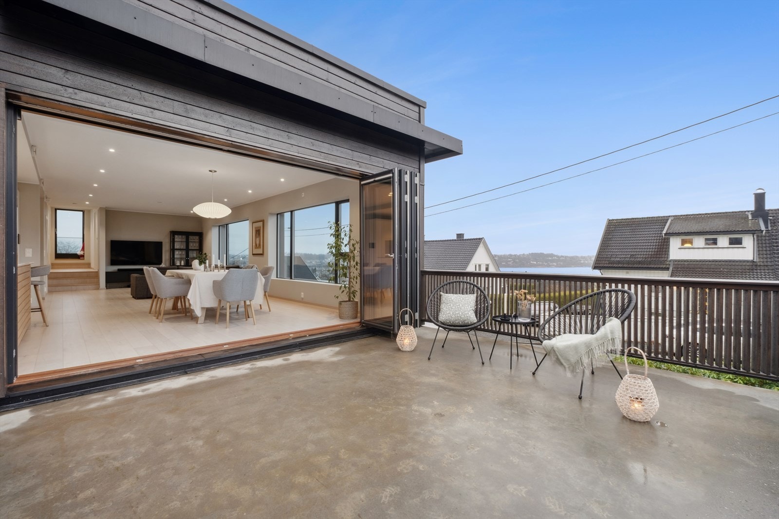 Fra stuen/kjøkken er det en stor foldedør som lett kan åpens opp og gjør inn og ute til ett sommerstid. Galleribilde