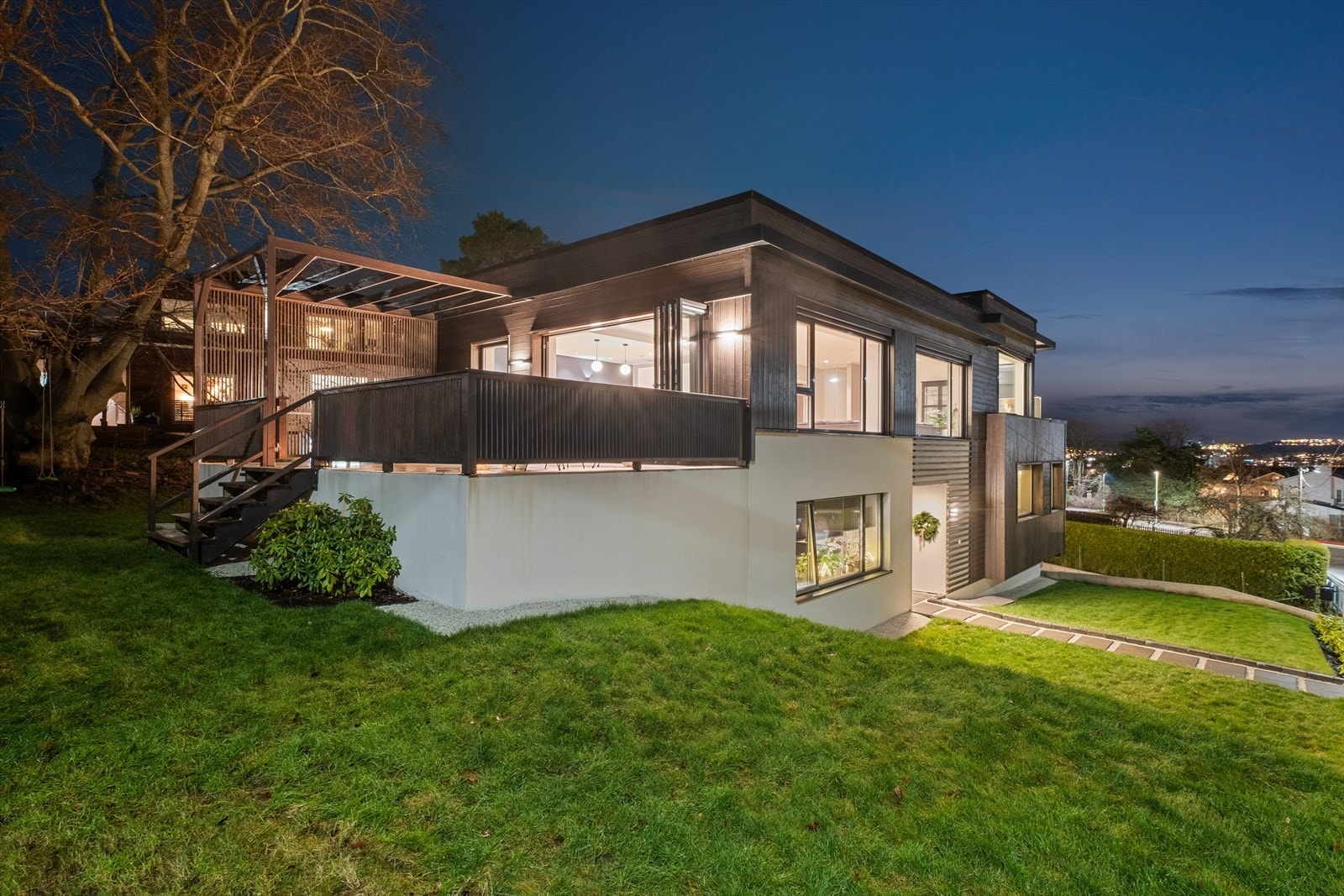 Enebolig som strekker seg over tre plan, samt solrike uteplasser. Galleribilde