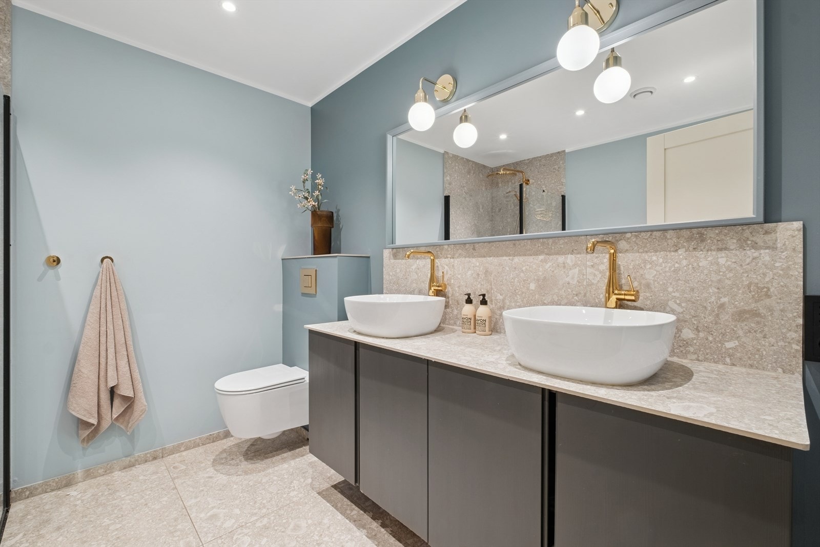 Delikat baderom i 1. etasjen som har flislagt gulv med vannbåren gulvvarme, slettmalte vegger og malte himlingsplater. Galleribilde