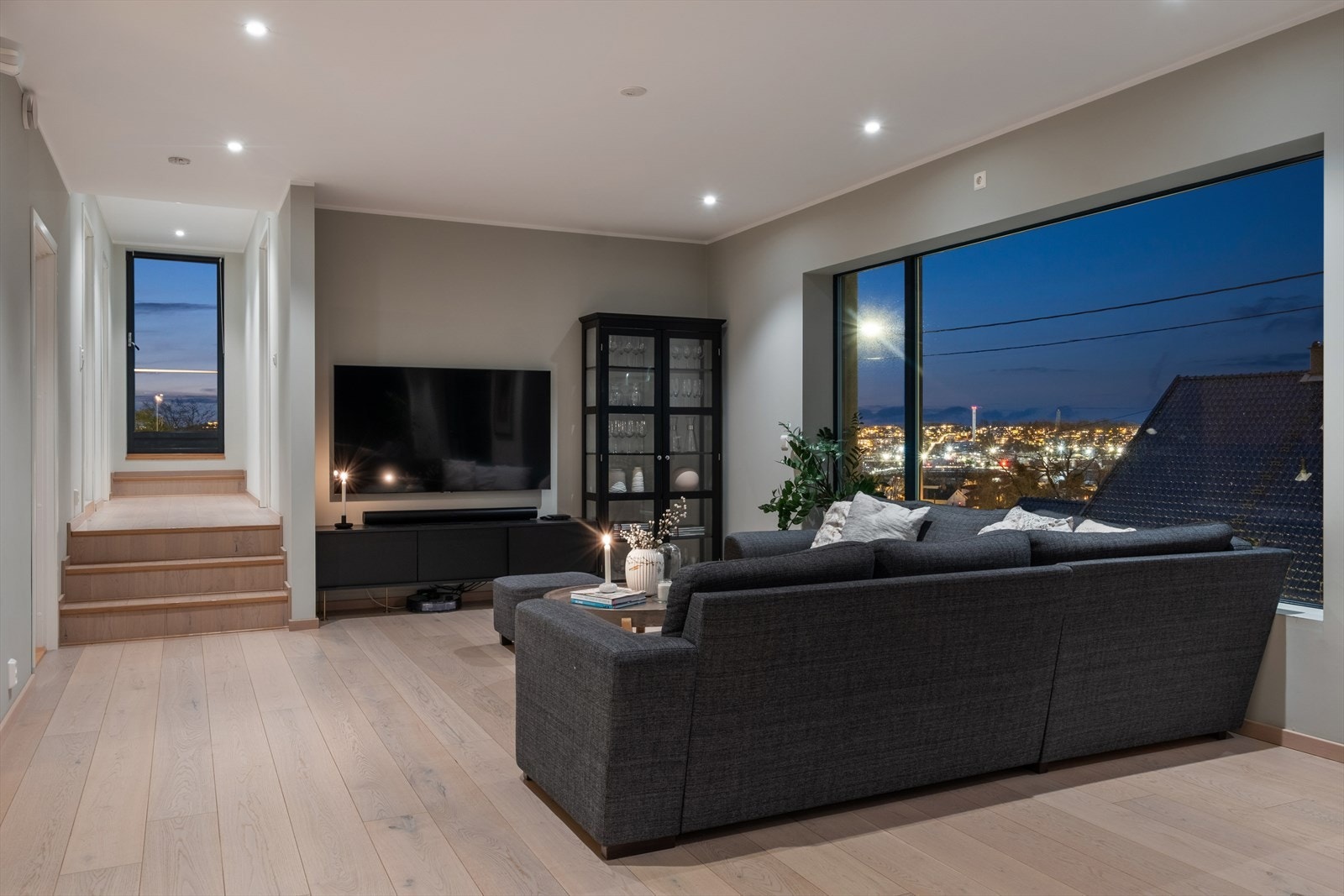 Videre inn i etasjen er det utgang til en solrik balkong. Galleribilde