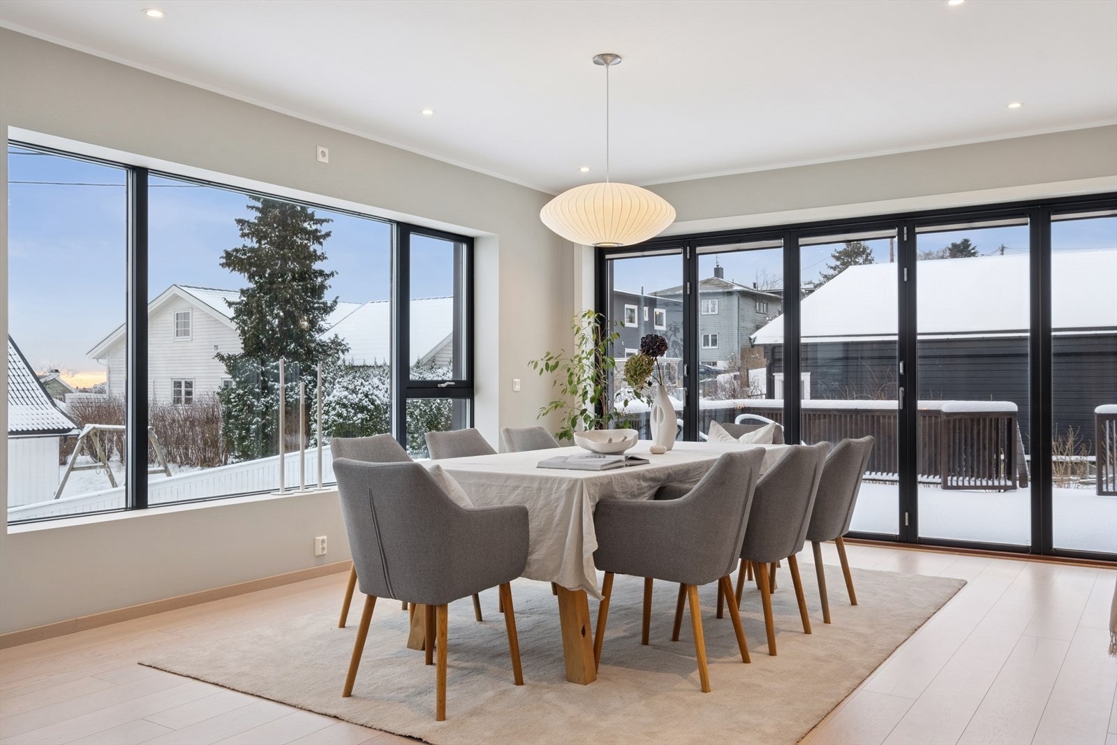 Flere store vindusflater slipper inn mye naturlig lys og skaper en god atmosfære i rommet med fin utsikt. Galleribilde