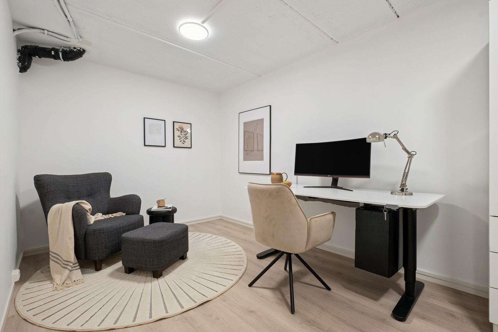 Hjemmekontor i underetasjen Galleribilde