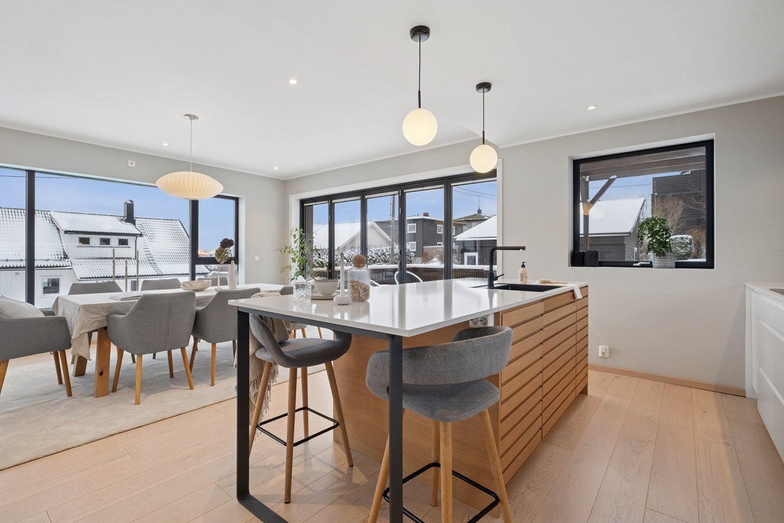 I tilknytning til kjøkkenet, kan spisebord enkelt plasseres. Galleribilde