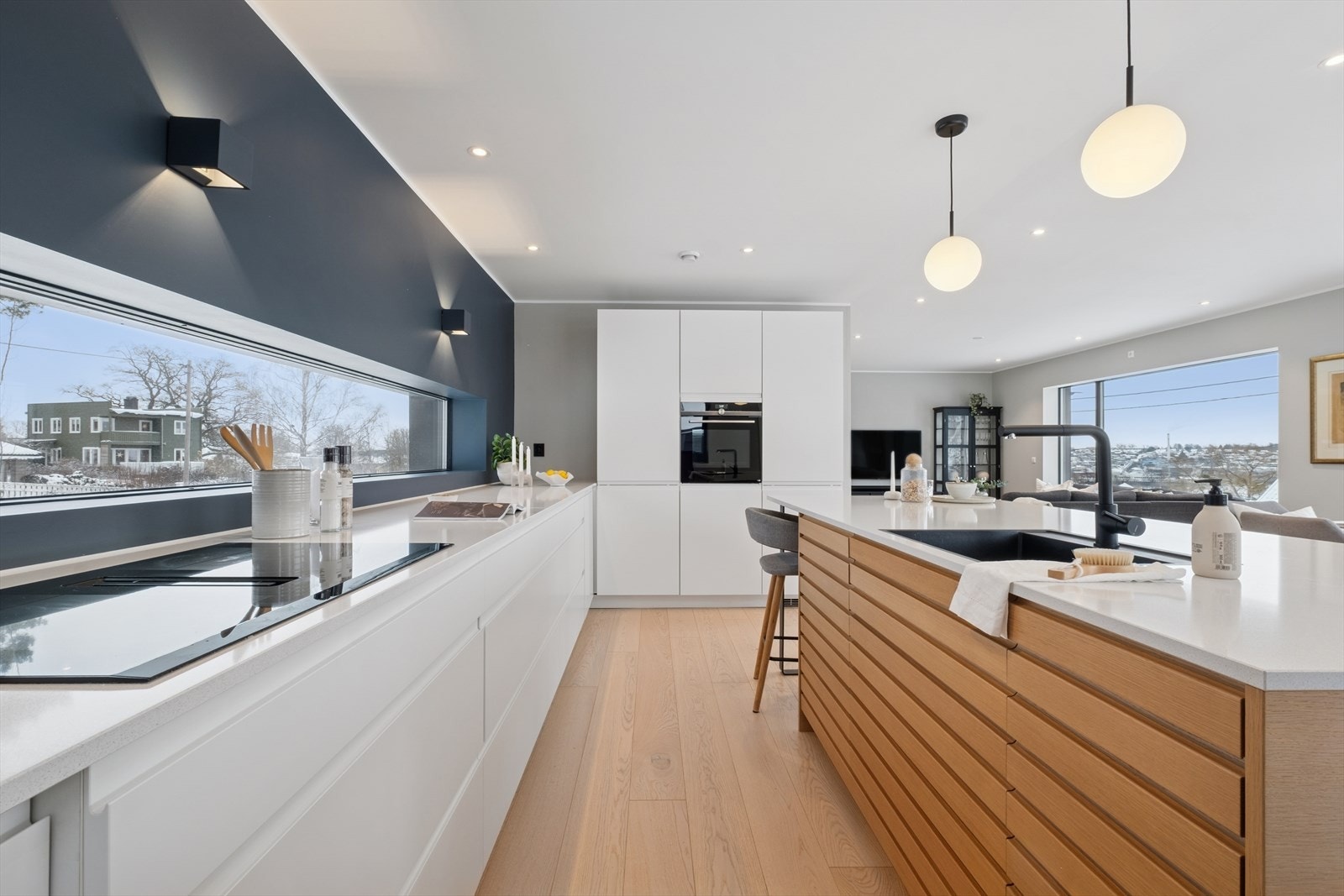 Stor kjøkkenøy fungerer som en romdeler i tillegg til spiseplass på enden. Galleribilde