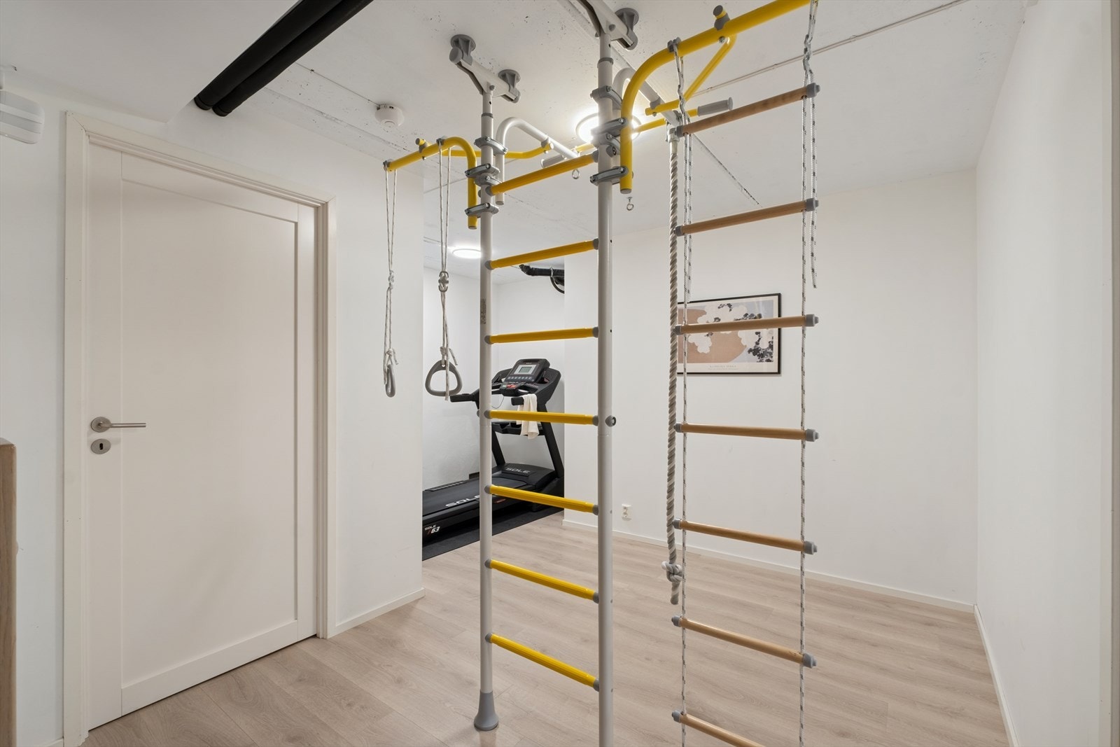 Boligen har gode lagringsmuligheter i flere store boder i kjelleretasjen. Galleribilde