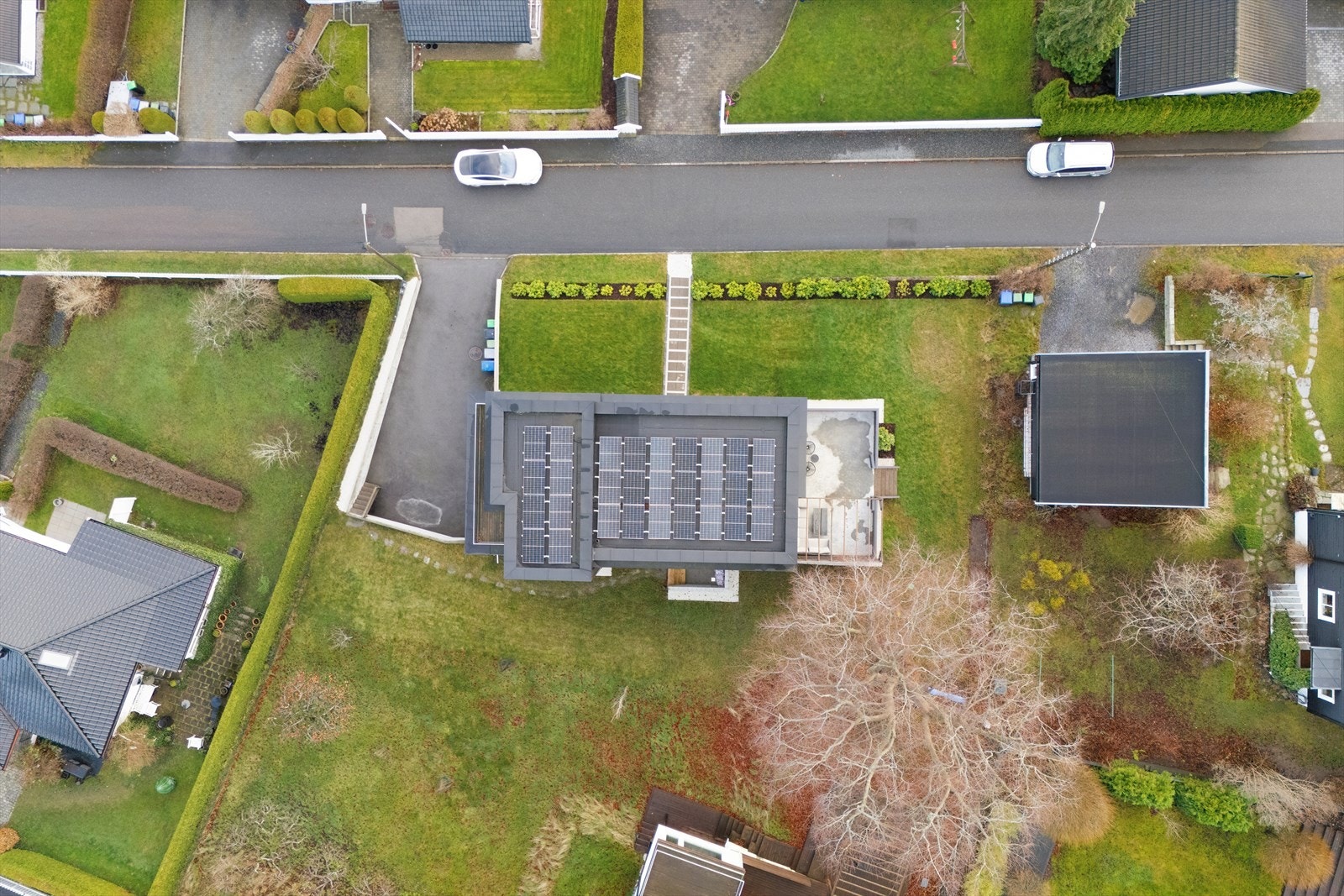 Tomten er pent opparbeidet med støttemurer, plenarealer, diverse beplantning, grus, betongheller, samt stor terrasse og balkong med gode solfohold og fin utsikt. Det er asfaltert nedkjøring til integrert dobbel garasje i boligen. Galleribilde